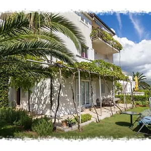 hostel-oktarin.hotels-in-trogir.com/